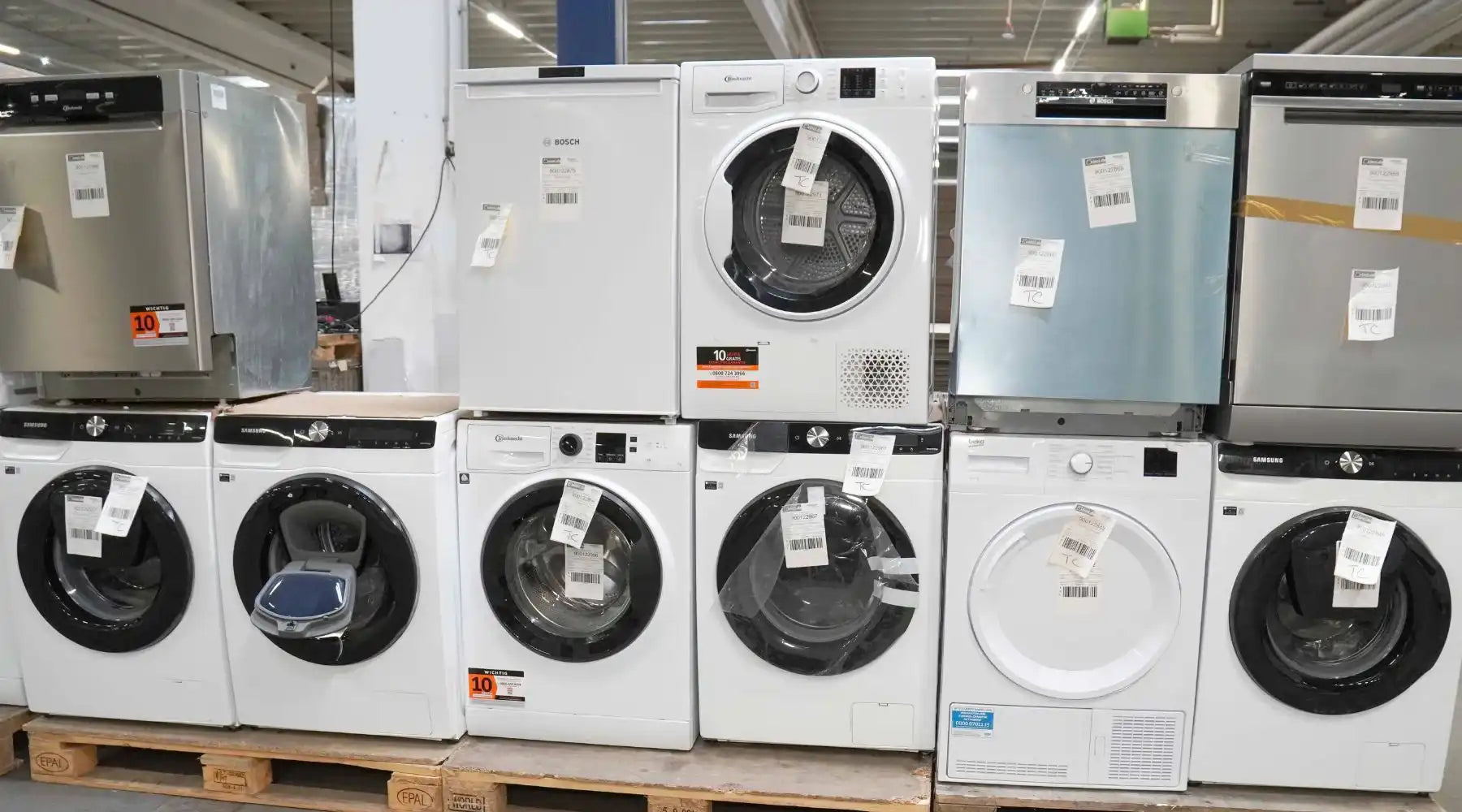 Verschiedene Haushaltsgeräte wie Waschmaschinen, Trockner und Geschirrspüler auf Paletten – ideal für Händler, die Retourenware kaufen und mit weniger Risiko mehr Gewinn erzielen möchten.