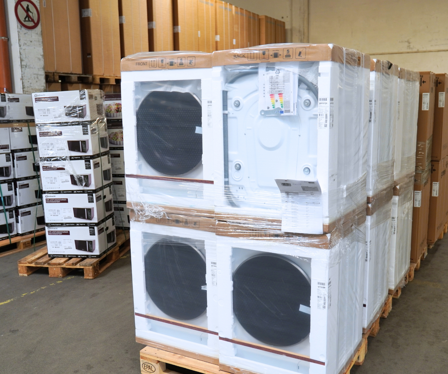 Trockner und Mikrowellen im originalverpackten Zustand auf einem Bild.